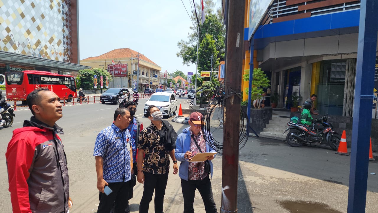 DISKOMINFO Kota Semarang Lakukan Identifikasi Tiang Telekomunikasi yang Akan Dibongkar di Sepanjang Jl. Pemuda Bersama KSO BPS-MTI